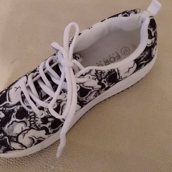 Shoes. - Picture 3 of 6